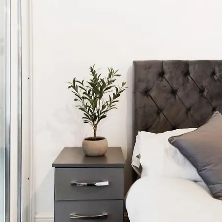 Parkside Haven, Modern 2-Bed Flat With Ensuites, Free Parking & Self Check-In